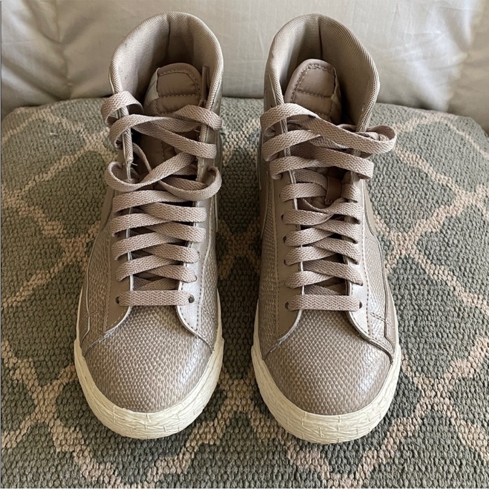Nike Blazer Mid Vintage Sneakers Size 6H in Orewood
